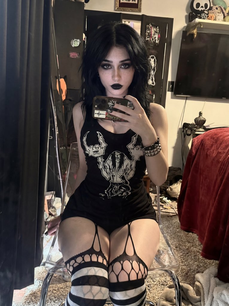 Vickythegoth tweet media