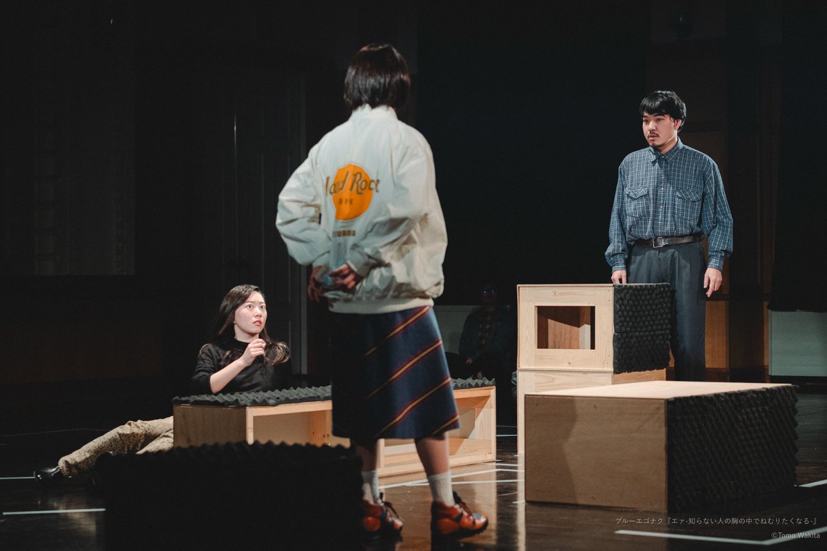 egonaku's tweet photo. 【お知らせ その2☁️】
『エァ-知らない人の胸の中でねむりたくなる-』東京公演に向けて、穴迫信一のインタビューが而立書房「演劇の熱」に掲載されました。ブルーエゴナクと穴迫信一のこれまで、また本作の制作に至った問題意識などについて触れています。ぜひご一読くださいませ🙇 https://t.co/L2jXQrq3OI