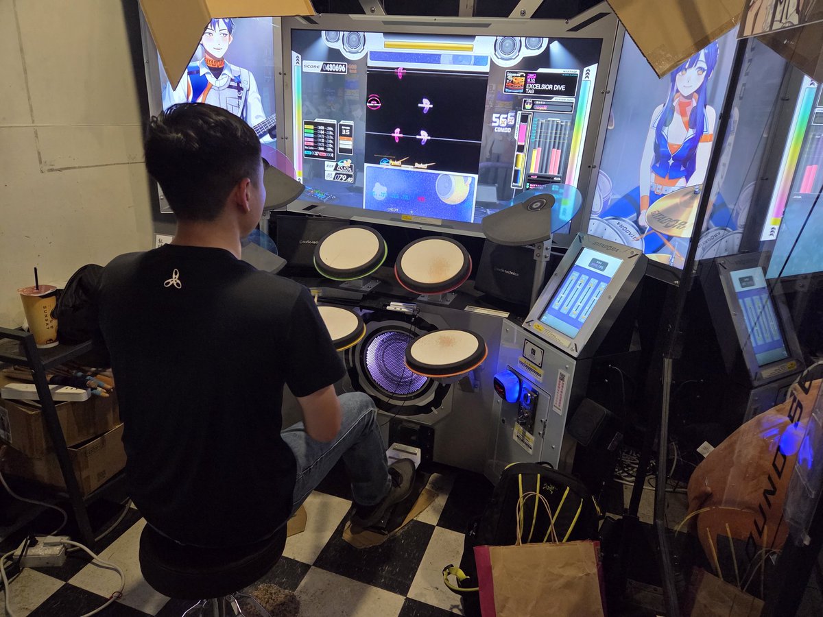 1년만에 타이베이에 있는 MAX GAME CENTER에 다시 방문했습니다😄 좋은 기억이 남았던 대만 오락실인데 일요일인것도 있지만 저를 만나러 찾아와주신 타이베이 GITADORA 플레이어들이 있어 같이 사진 한장과 함께 너무 행복하고 감사합니다👍 기타도라 구기체는 기타 한대가 빠져있네요