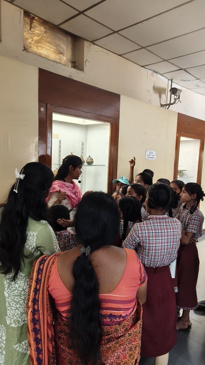 sjmhyd's tweet photo. Visitors experience the 'Spotlight Tour' to discover the story behind select artworks at the museum!
Some glimpses...
#SalarJungMuseum #Spotlighttour https://t.co/ElAZA968aA