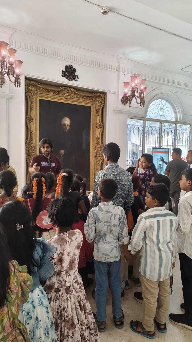sjmhyd's tweet photo. Visitors experience the 'Spotlight Tour' to discover the story behind select artworks at the museum!
Some glimpses...
#SalarJungMuseum #Spotlighttour https://t.co/ElAZA968aA