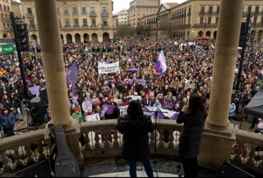 ideiazabaldub's tweet image. 🟣 [#M8] Urtero legez Euskal Herriko Mugimendu Feministak morez jantzi ditu kaleak, beste mundu bat aldarrikatuz.

Irudietan Bilbo, Donostia, Gasteiz eta Iruñea.

Faxismoaren, kapitalismoaren eta inperialismoaren aurka: 𝗕𝗼𝗿𝗿𝗼𝗸𝗮 𝗳𝗲𝗺𝗶𝗻𝗶𝘀𝘁𝗮! 

#BatEgin ✊🏼