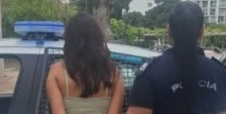 clarincom's tweet photo. QUEDÓ EN LIBERTAD LA MUJER QUE APUÑALÓ A UN JUBILADO QUE HACÍA EXHIBICIONES OBSCENAS ANTE SUS HIJOS

Una mujer de 28 años quedó en libertad en La Plata tras apuñalar a un jubilado de 68 al que había encontrado masturbándose frente a sus hijos de 9 y 7 años. La fiscal consideró que actuó “en defensa de sus hijos” y para evitar “un mal mayor”, por lo que no pidió su detención.

El hecho ocurrió el viernes en una vivienda de Tolosa, donde ambos residían. La mujer hirió al hombre con un cuchillo en el tórax, el cuello y la cara. El jubilado fue trasladado en estado grave al Hospital San Roque, mientras que la acusada sigue imputada en una causa por “homicidio en grado de tentativa”, aunque su defensa pedirá el sobreseimiento.

(+) en Clarín: https://t.co/9Njtbcyx83