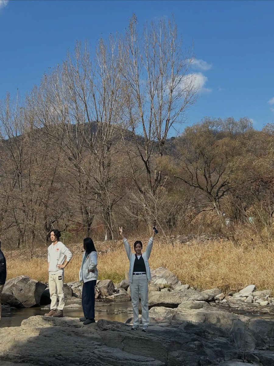NEWSJISOO's tweet photo. ‘Boyfriend on Demand’ behind the scenes. https://t.co/jxM2dG1Jwj