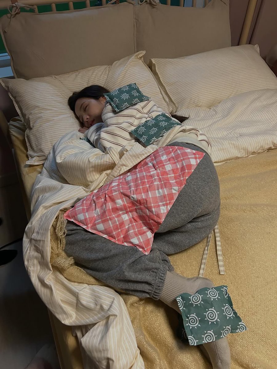 NEWSJISOO's tweet photo. ‘Boyfriend on Demand’ behind the scenes. https://t.co/jxM2dG1Jwj