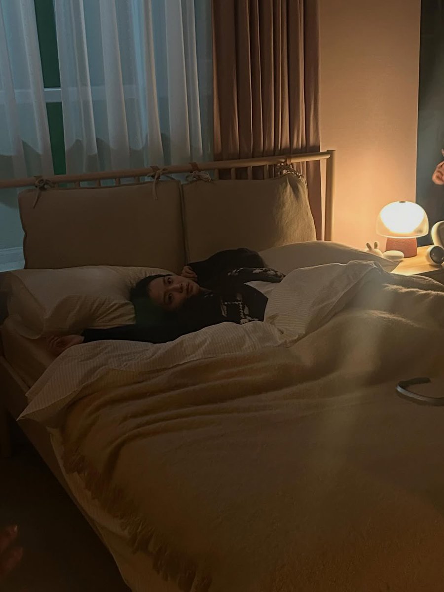 NEWSJISOO's tweet photo. ‘Boyfriend on Demand’ behind the scenes. https://t.co/jxM2dG1Jwj