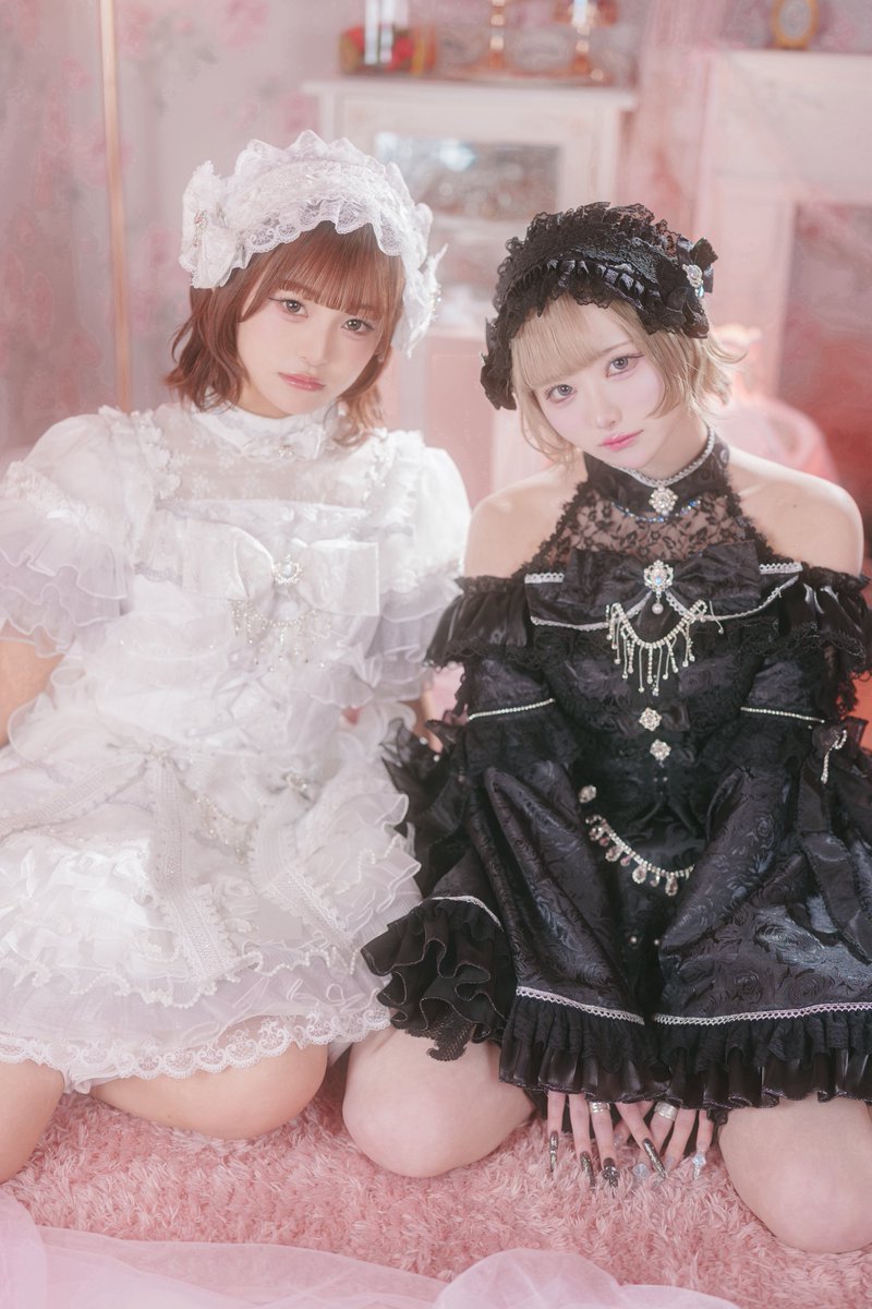 レンタル衣装のビジュアルを紹介いたします！💕 左のお写真がInstagram