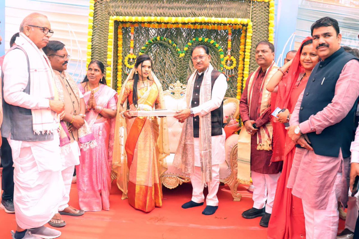 आज ओडिशा के नबरंगपुर में भारतीय जनता पार्टी के पूर्व लोकसभा सांसद श्री परशुराम मांझी जी एवं श्रीमती कुसुम मांझी जी की सुपुत्री सौ. पुष्पांजलि और चि. श्री गोकुलआनंद के विवाह समारोह में सम्मिलित हुआ।

इस शुभ अवसर पर दोनों परिवारों को हार्दिक शुभकामनाएँ। नवविवाहित जोड़े का जीवन