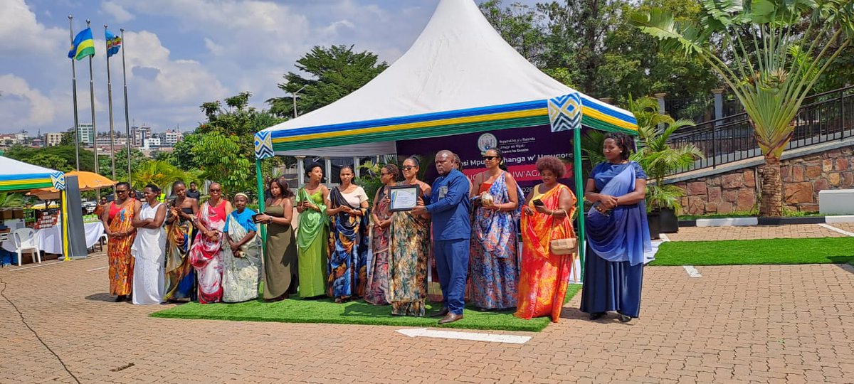 Gasabo_District's tweet photo. Hizihizwa  Umunsi  mpuzamahanga w'Umugore mu Karere ka Gasabo , hahembwe abagore b'indashyikirwa biteje imbere mu ngeri zose, ndetse banaremera ikindi cyiciro cy'abagore mu rwego rwo kubafasha kwiteza imbere. https://t.co/FGT2CQMTMH