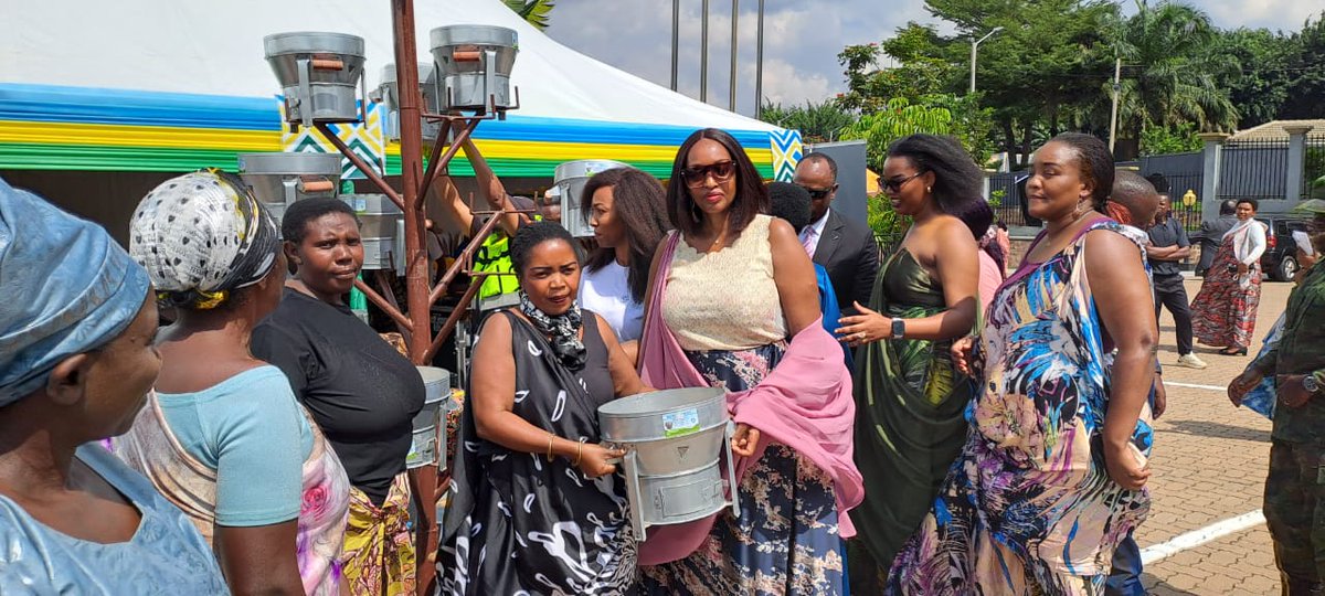 Gasabo_District's tweet photo. Hizihizwa  Umunsi  mpuzamahanga w'Umugore mu Karere ka Gasabo , hahembwe abagore b'indashyikirwa biteje imbere mu ngeri zose, ndetse banaremera ikindi cyiciro cy'abagore mu rwego rwo kubafasha kwiteza imbere. https://t.co/FGT2CQMTMH