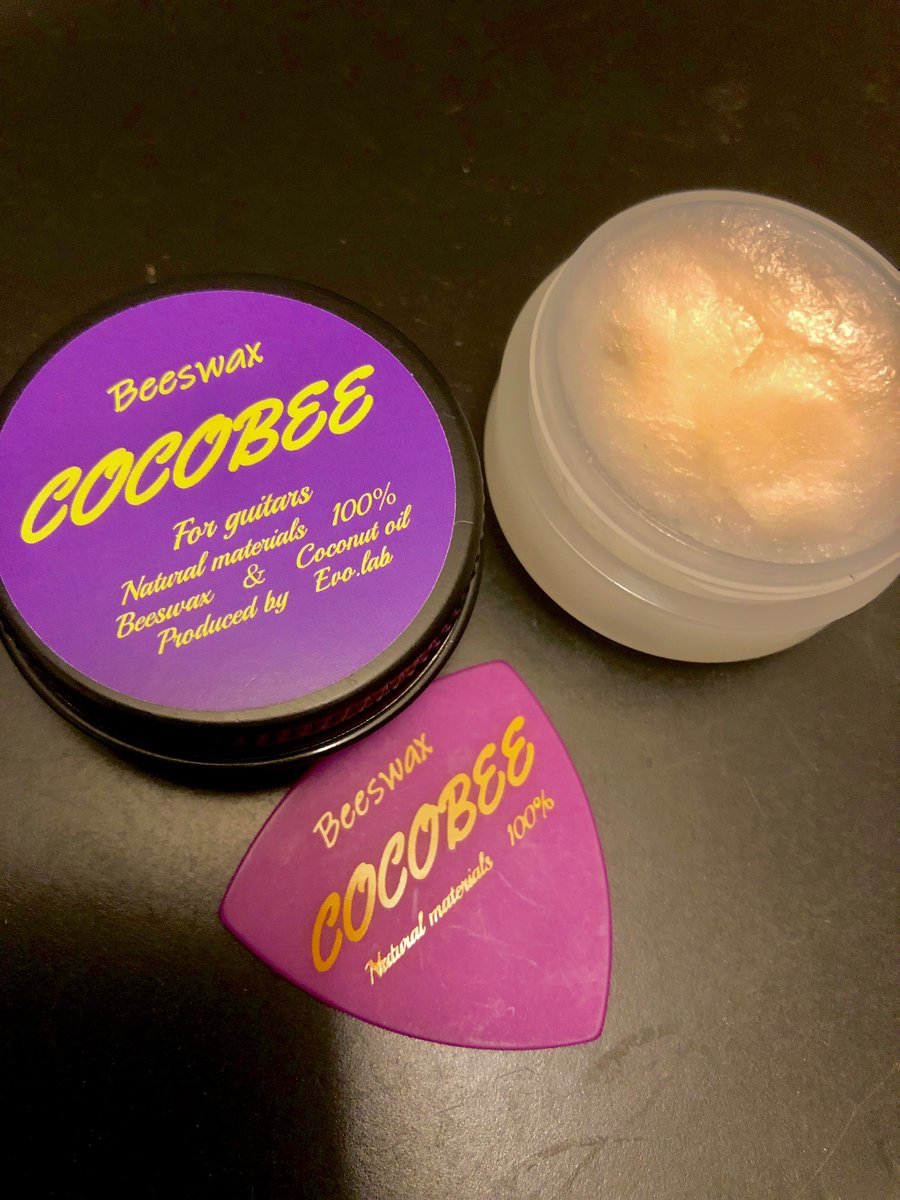 unslowstyle's tweet photo. 普段から手や髪のケアにココナッツオイルを使っていたんだけど、楽器用にもあるのね!右は普段使ってるココナッツオイル、紫色のが楽器用。
殺戮ロボットで使ってるベースは指板に、パルス用の6弦ベースはオイルフィニッシュだからボディにも使えるな!香りも良いしいい感じ🕷️
#cocobee https://t.co/hE2QkTax5A