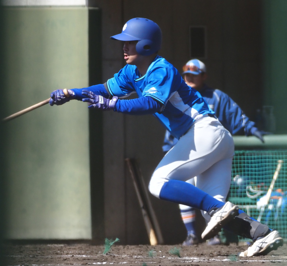 4190dynamite's tweet photo. 26/3/8 駒大-HOZEN＠JR東日本柏G

HOZEN、昨年の初年度は選手がそもそも少なかったけど、今年は野手の数も、質も上がっていそう。

正捕手に主戦の投手が抜けたのは気になるけど、投手陣も良ければ結構良い戦いするのではと期待したいな～

#hozen https://t.co/ZoGBwD0UvV