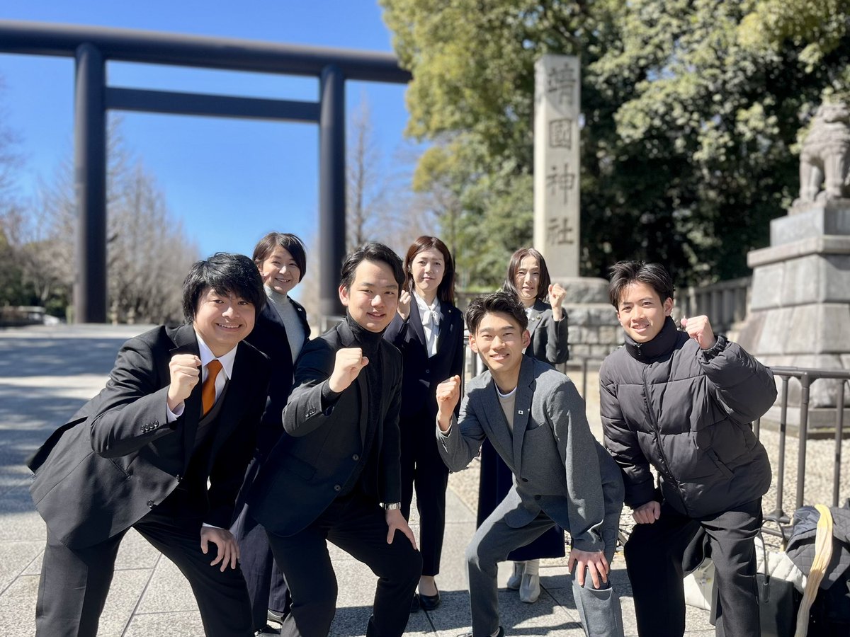 ImamuraHidenari's tweet photo. 昨日のフェスで集まった若い仲間と、靖國参拝、憲政記念館、国会見学へ。

靖國神社では、なんば三重県議、神谷伊勢市議、さとう津市議はじめ、党員の皆さんと素敵なご縁が。

憲政記念館で議場を先取り体験し、国会見学では「必ずここへ」と決意を新たにしました。 https://t.co/hIa7GccqVK