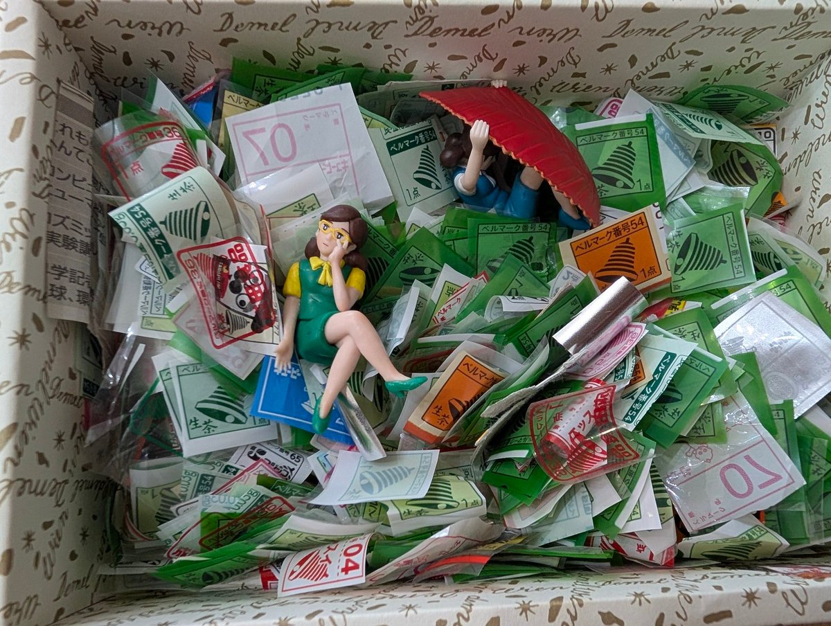 fuchimiyuko's tweet photo. ベルマークは何だか好きで、地味に１５年くらい集めている🔔
そして１５年目にして初めて、ベルマーク番号がそれぞれの参加している会社の番号何だと気付き、自分の持ってる番号を調べてみた。割と同じ会社の商品買ってるんだななと思いました😉
＃ベルマーク　＃フチ子 https://t.co/9tAbDJ8uJC