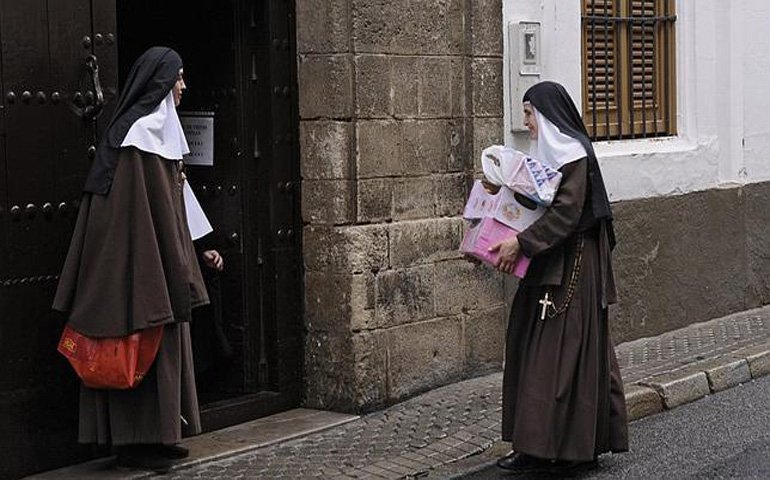Felicidades!! A todas las mujeres,en especial a estas qué son insaciables en su labor y constancia