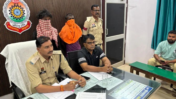 𝐒𝐥𝐞𝐞𝐩𝐢𝐧𝐠 six-year-old 𝐜𝐡𝐢𝐥𝐝 𝐤𝐢𝐝𝐧𝐚𝐩𝐩𝐞𝐝 𝐟𝐫𝐨𝐦 𝐡𝐨𝐦𝐞, 𝐫𝐚𝐩𝐞𝐝, 𝐝𝐮𝐦𝐩𝐞𝐝 𝐢𝐧 𝐂𝐡𝐡𝐚𝐭𝐭𝐢𝐬𝐠𝐚𝐫𝐡; 𝟐 𝐚𝐫𝐫𝐞𝐬𝐭𝐞𝐝. 
Amit Jain and Rohan Jain, arrested and confessed to the crime.
Read more : intdy.in/5vexoi