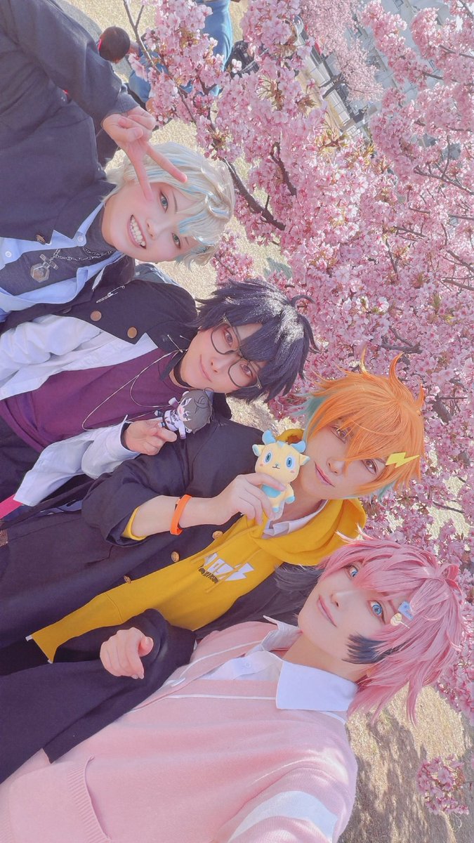 念願のえんす4人で幸せ…🍱🦖
kiyuちゃんに天才ﾋﾟｸﾁｬｰたくさん撮ってもらって、友達にも会えて、みんなでお花見までできちゃって…最高でした💓💓💓

 #ぴここす