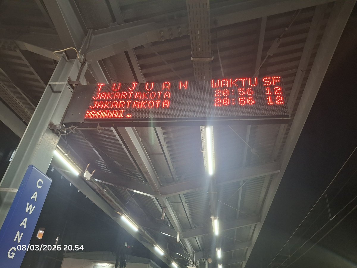 RizPutraV's tweet photo. @CommuterLine Ini masinis nye sambil coli ? Dari 20.40 sampe ganti 20.56 kan tolol banget ngaret nya https://t.co/w3UhXQAcus