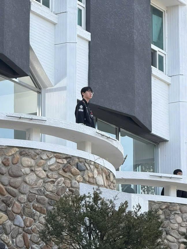 Someone spotted Doran filming something at Seoul Women's University.

Maybe they are filming for 2026 LCK trailer
threads.com/@ltyn.iii7/pos…