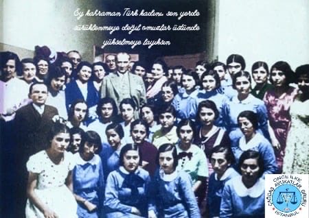 onceilkecag2018's tweet photo. Cumhuriyetin aydınlık yarınlarını emek, cesaret ve eşitlikle kuran, hayatın her alanında bütün zorlukları göğüsleyen tüm kadınların 8 Mart Dünya Emekçi Kadınlar Günü Kutlu Olsun…

 #8MartDünyaKadınlarGünü https://t.co/MCq1Lzl7OX