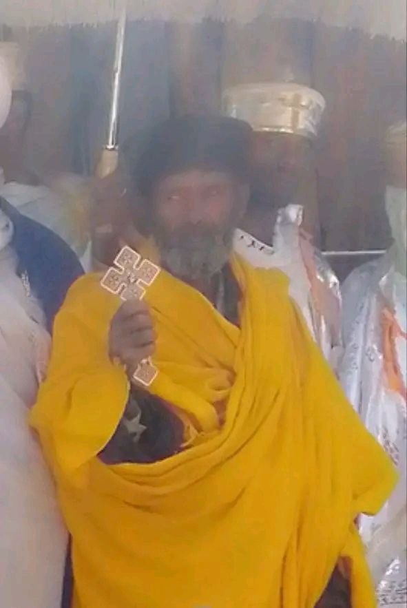 በሳይንት ወረዳ ርእሰ አድባራት ወታዕካ ነገሥት አትሮንሰ ማርያም ገዳም በዕለቱ  ቅዳሴው እንደተጠናቀቀ በተተኮሰው  ከባድ  መሣሪያ የቀድሞ  የገዳሙ  አስተዳዳሪ ፣ 3 ዲያቆናትና አንዲት አቃቢ መገደላቸውን ለማኅበረ ቅዱሳን ቴሌቪዥን ተናግረዋል።