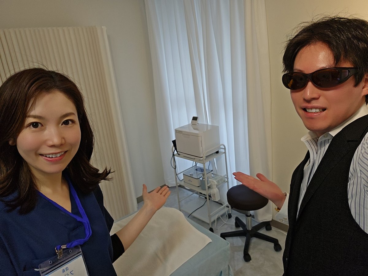 SNOWentertiner's tweet photo. みなさま、こんばんは🌨️
SNOW_entertainment株式会社のKOEです。
昨日今日と変わった天気が続いておりますね。
体調にお気を付けてお過ごしください！

さて、みなさま眼のケアきちんとされておりますか🤓

今回お邪魔したのは「アイケアLaBo札幌大通店」(インスタアカウント@eyecarelabo_sapporo)様です！

店内は清潔感溢れる安心した作りとなっており、店長の藤谷さまもユーモアのある気さくな方です😄

最初はカウンセリングからのスタートで、現在の眼の調子や、斜視になっているかなど細かく対応していただけます。

その後今回受けさせていただいたのは、低周波による治療や眼筋筋膜リリースなどで、低周波は顔が揺れてとても面白い内容となっております！

初めての方も安心して対応していただけるのと、継���的に通われる方は、各種プランもご用意されているようですので、初回はお安いプランもございます。

皆さま、通ってみてくださいね💁‍♂️
どうもありがとうございました！またお邪魔しますね🔆

#SNOW_entertainment株式会社
#KOE
#アイケア
#眼精疲労