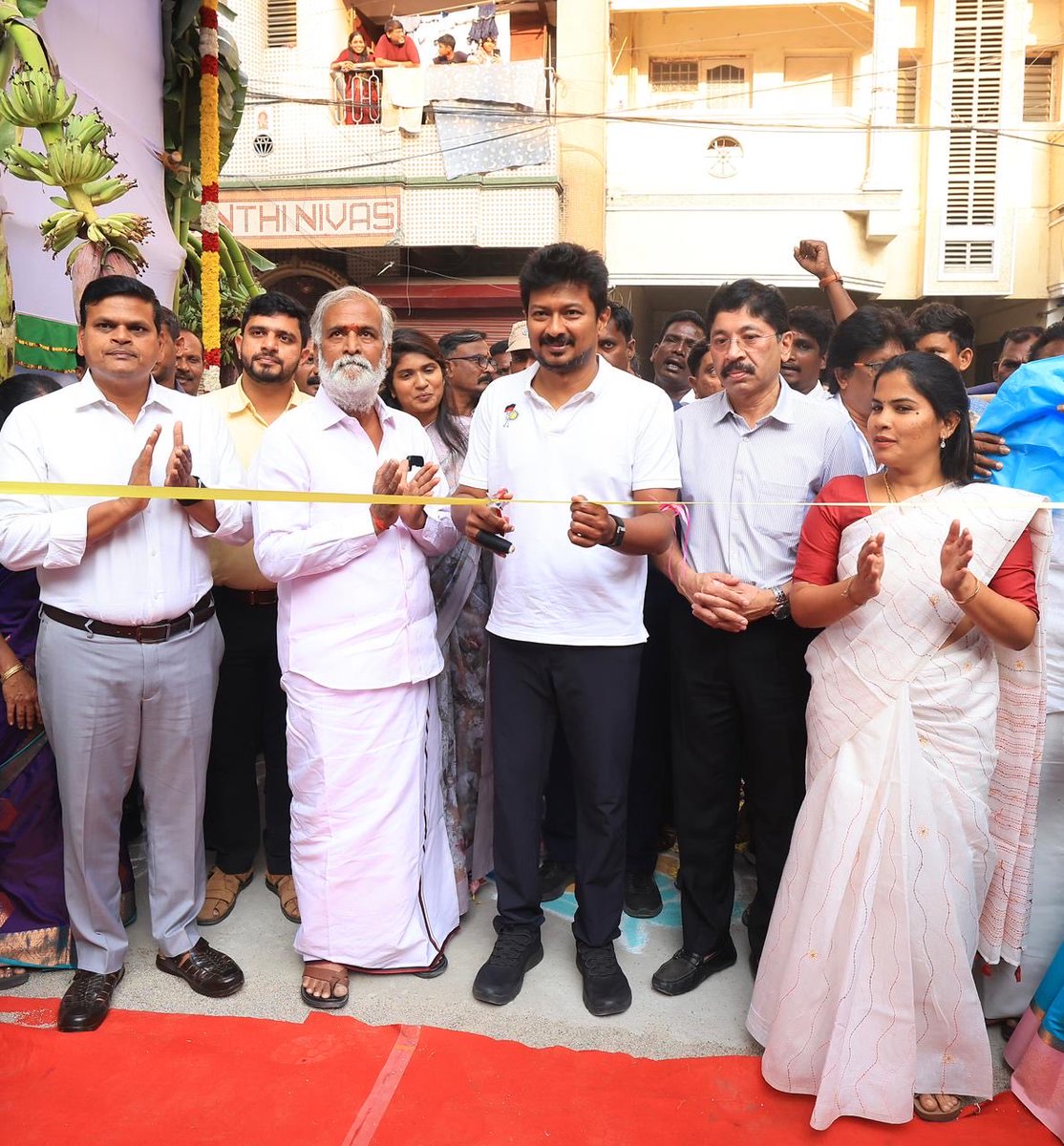 Udhaystalin's tweet photo. எளிய மாணவர்களின் கல்வி வளர்ச்சிக்கு நம் திராவிட மாடல் அரசு முக்கியத்துவம் அளித்து வருகிறது.

அந்த வகையில், சென்னை பெருநகர மாநகராட்சி சார்பில் துறைமுகம் தொகுதிக்குட்பட்ட கொண்டித்தோப்பு அம்மன் கோவில் தெருவில் ரூ.2.43 கோடி மதிப்பில் கட்டப்பட்டுள்ள சென்னை நடுநிலைப்பள்ளி கட்டடத்தையும் - முதல்வர் படைப்பகத்தையும் இன்று திறந்து வைத்தோம்.

புதிய பள்ளி கட்டடம் மாணவர்களின் கல்வியை வளமாக்கிட என் அன்பும், வாழ்த்தும்! @PKSekarbabu @Dayanidhi_Maran @PriyarajanDMK