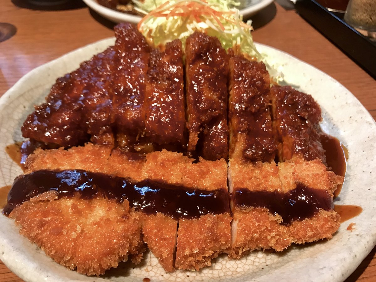 naki_kina14's tweet photo. 나고야의 미소카츠가 궁금하신 분!

야바톤(矢場とん) 이라는 
유명한 미소카츠 체인점이
도쿄, 오사카에도 있습니다!!

꼭 주문하실때 저처럼 일반&amp;미소카츠 반반으로
시키시는 걸 추천합니다

안그러면 짜고 물려서 후회하실겁니다... https://t.co/UAy08NgLNT