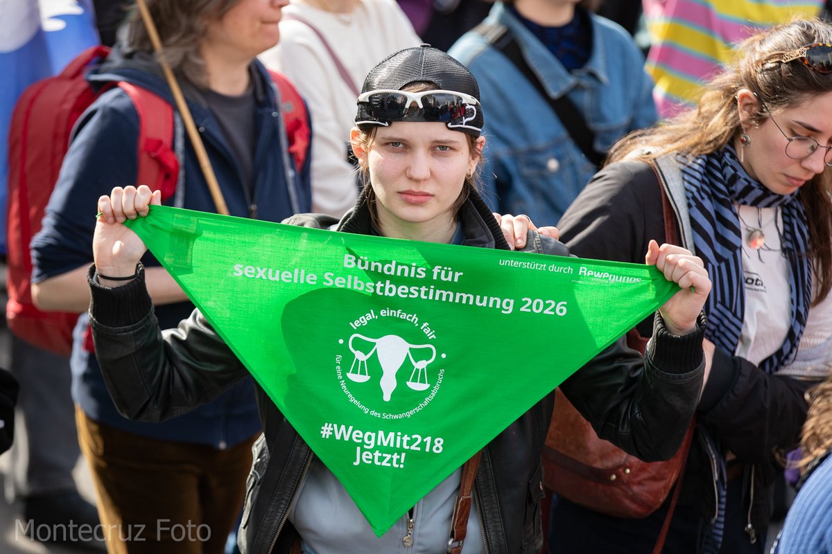 Montecruzfoto's tweet photo. #8M. Mass demonstration on Women's Day in Berlin, organised by trade unions and social organisations.

#b0803 #Frauenkampftag  #Frauentag #womenday #berlinprotests https://t.co/KCNaTgeYSB