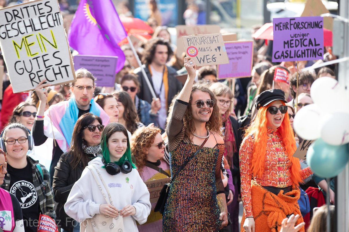 Montecruzfoto's tweet photo. #8M. Mass demonstration on Women's Day in Berlin, organised by trade unions and social organisations.

#b0803 #Frauenkampftag  #Frauentag #womenday #berlinprotests https://t.co/KCNaTgeYSB