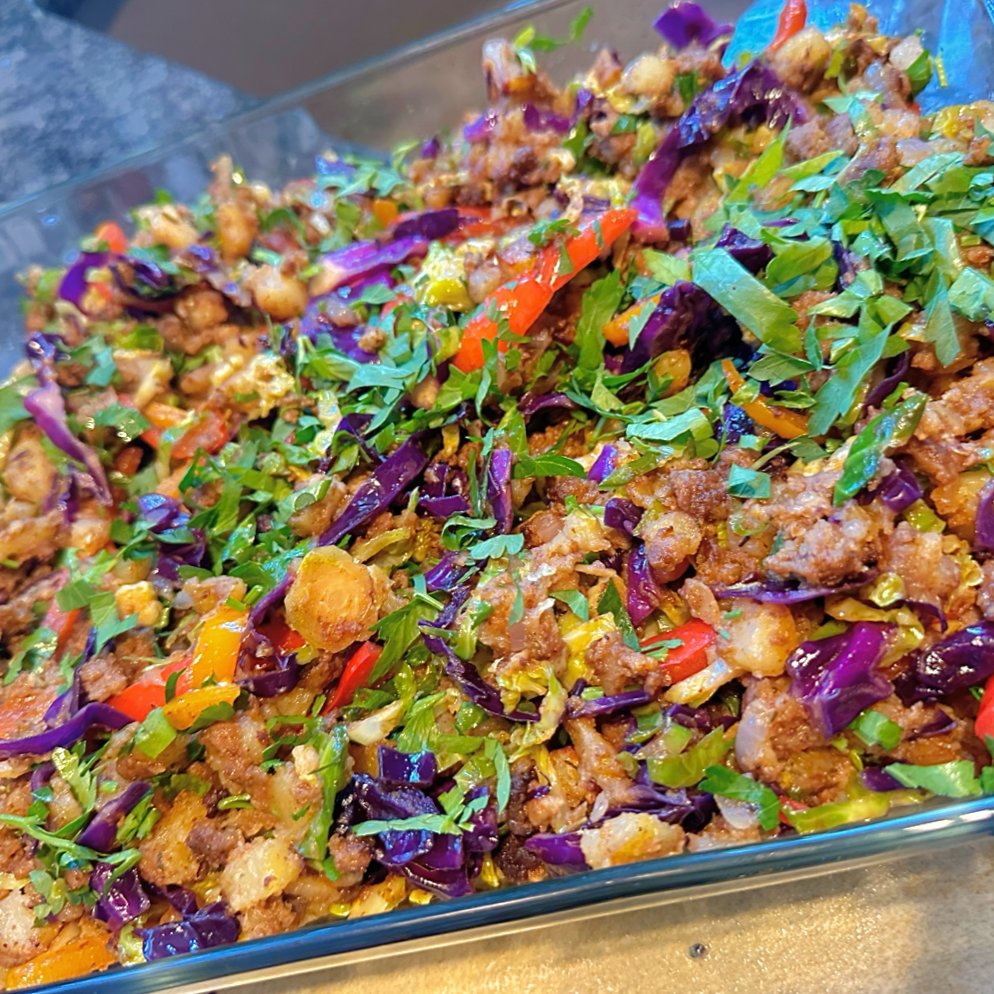 Eating with the seasons can boost energy, support digestion, and keep meals feeling fresh 🌱 Like through this roasted veggie breakfast hash with red cabbage, peppers, and potatoes. 🍳🥔 #personalchef #mealprepservice #friendthatcooks