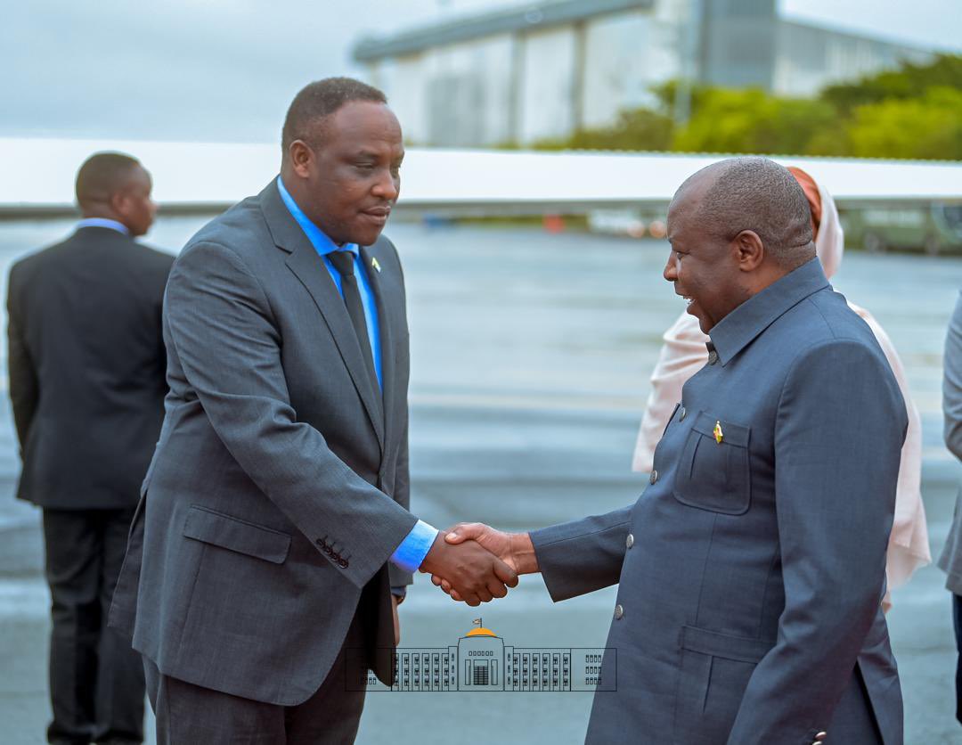 NtareHouse's tweet photo. Images du retour du Chef de l’État Burundi-ais et Président en exercice de l’@_AfricanUnion, SE @GeneralNeva,  de la Tanzanie à Arusha où s’est tenu le 25ᵉ Sommet de @jumuiya. https://t.co/uakHWxwyUT