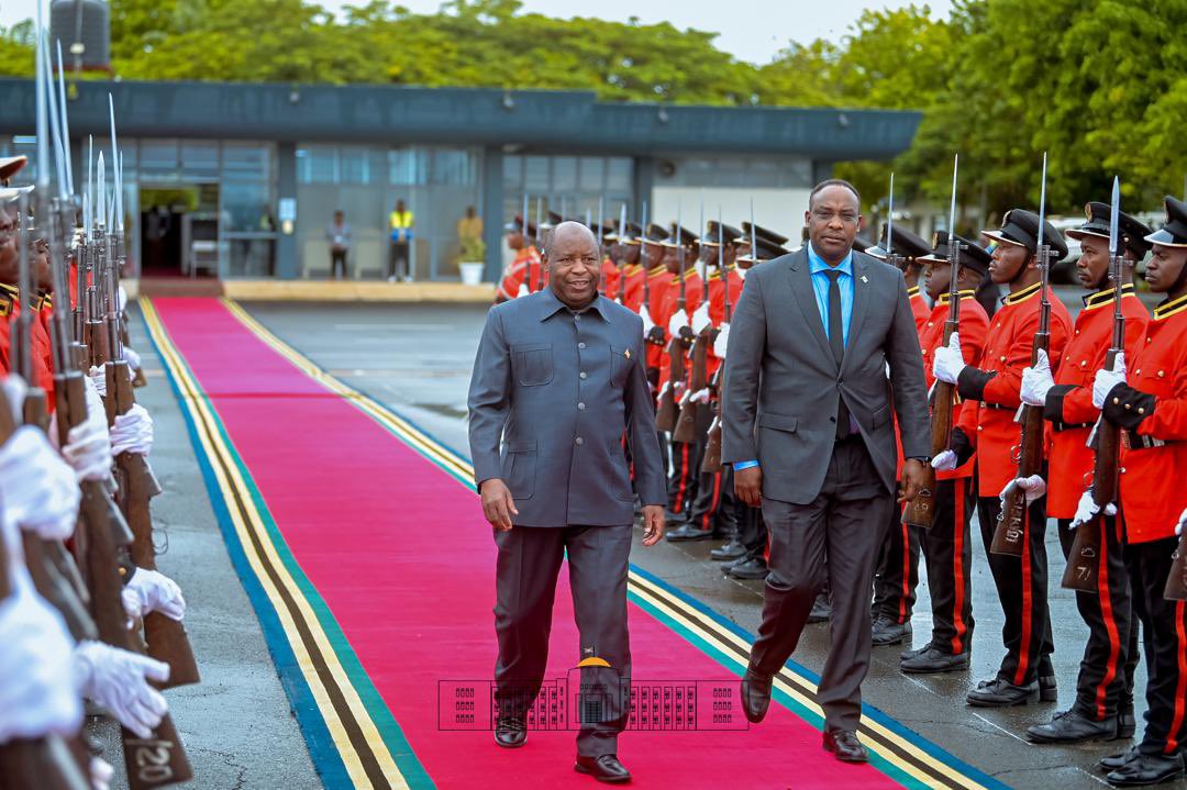 NtareHouse's tweet photo. Images du retour du Chef de l’État Burundi-ais et Président en exercice de l’@_AfricanUnion, SE @GeneralNeva,  de la Tanzanie à Arusha où s’est tenu le 25ᵉ Sommet de @jumuiya. https://t.co/uakHWxwyUT