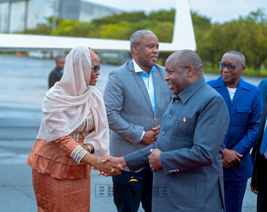 NtareHouse's tweet photo. Images du retour du Chef de l’État Burundi-ais et Président en exercice de l’@_AfricanUnion, SE @GeneralNeva,  de la Tanzanie à Arusha où s’est tenu le 25ᵉ Sommet de @jumuiya. https://t.co/uakHWxwyUT
