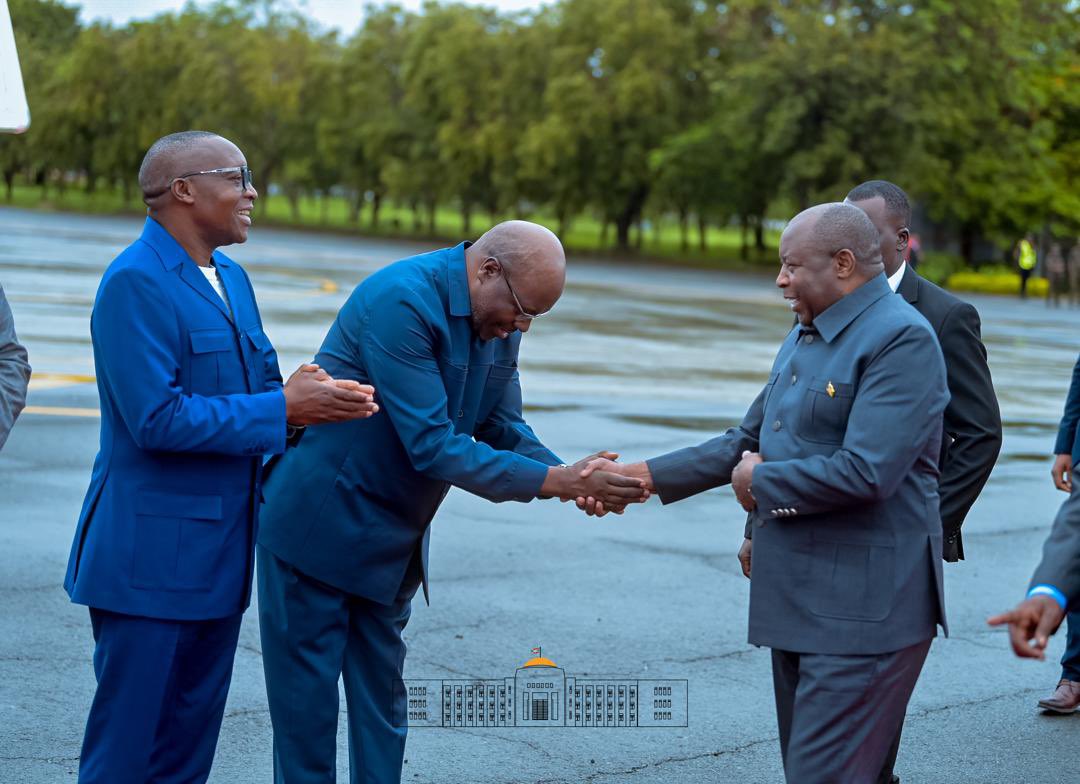 NtareHouse's tweet photo. Images du retour du Chef de l’État Burundi-ais et Président en exercice de l’@_AfricanUnion, SE @GeneralNeva,  de la Tanzanie à Arusha où s’est tenu le 25ᵉ Sommet de @jumuiya. https://t.co/uakHWxwyUT