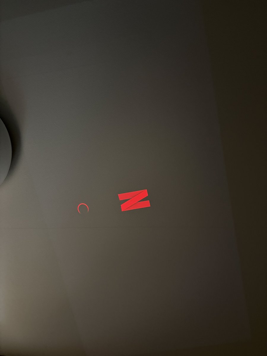 Anker のプロジェクター、Nebula Capsule 3 でNETFLIXに繋がらない。iPhoneだと繋がるので、なるほど〜、みんなで見ないで1人で見てねということなのね。
