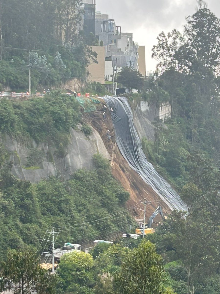 Están poniendo la geo-membrana en el #TaludNayon. No sabemos cuanto va a durar. Si necesitamos que se entreguen rápido los estudios contratados y se inicie la obra definitiva. <a href="/comunidadquito/">Comunidad Quito</a> <a href="/MunicipioQuito/">Municipio de Quito</a> <a href="/ObrasQuito/">Obras Quito</a> <a href="/pabelml/">Pabel Muñoz L.</a>