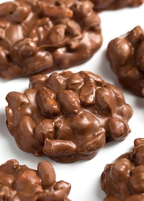 CorinnePulitzer's tweet photo. #CandyLovers are celebrating the perfect pairing of #saltypeanuts & #sweetchocolate. Crunchy & oh so delicious, it’s #NationalPeanutClusterDay, bring’em on!🍫🥜 @GooGooClusters @MrPeanut @Hersheys @TheSweetShopNYC @NationalDayCal @HeyWhatDay @DiningGuide2Day https://t.co/iI51eRDJpm