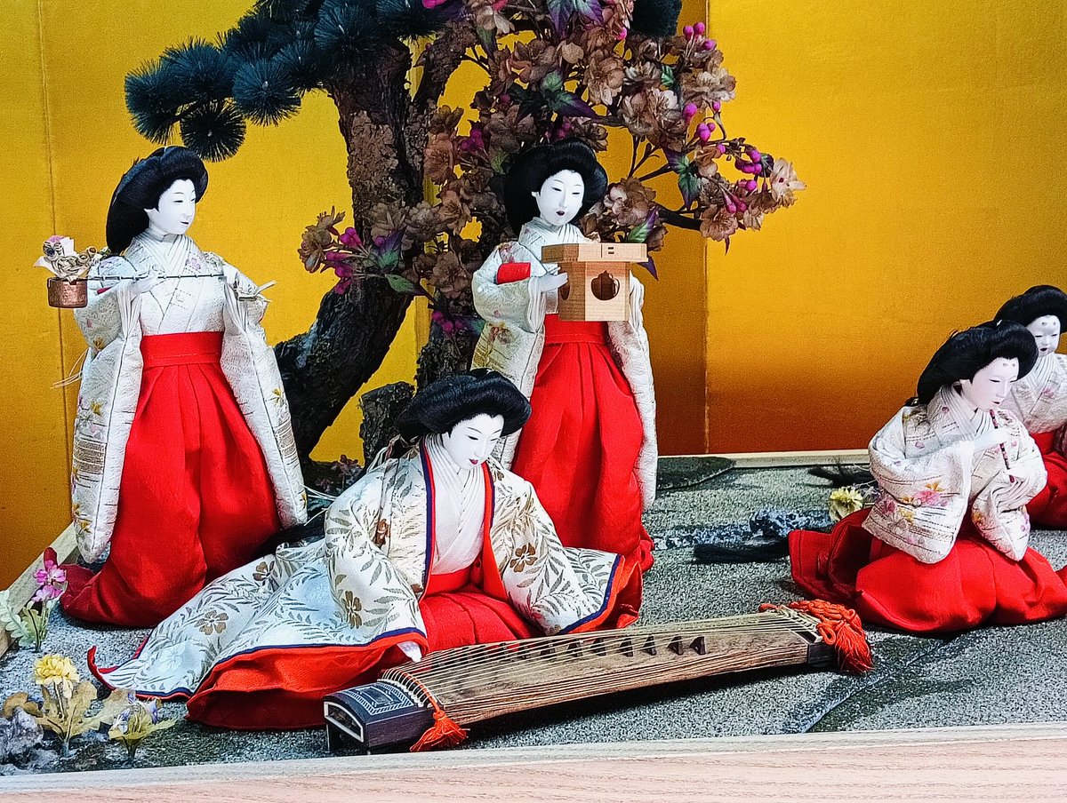 「名工の手による人形たちは、表情や衣装の全てに至るまで精緻で趣向が凝らされている 」|赤夏 5/5comitiaさ11bのイラスト