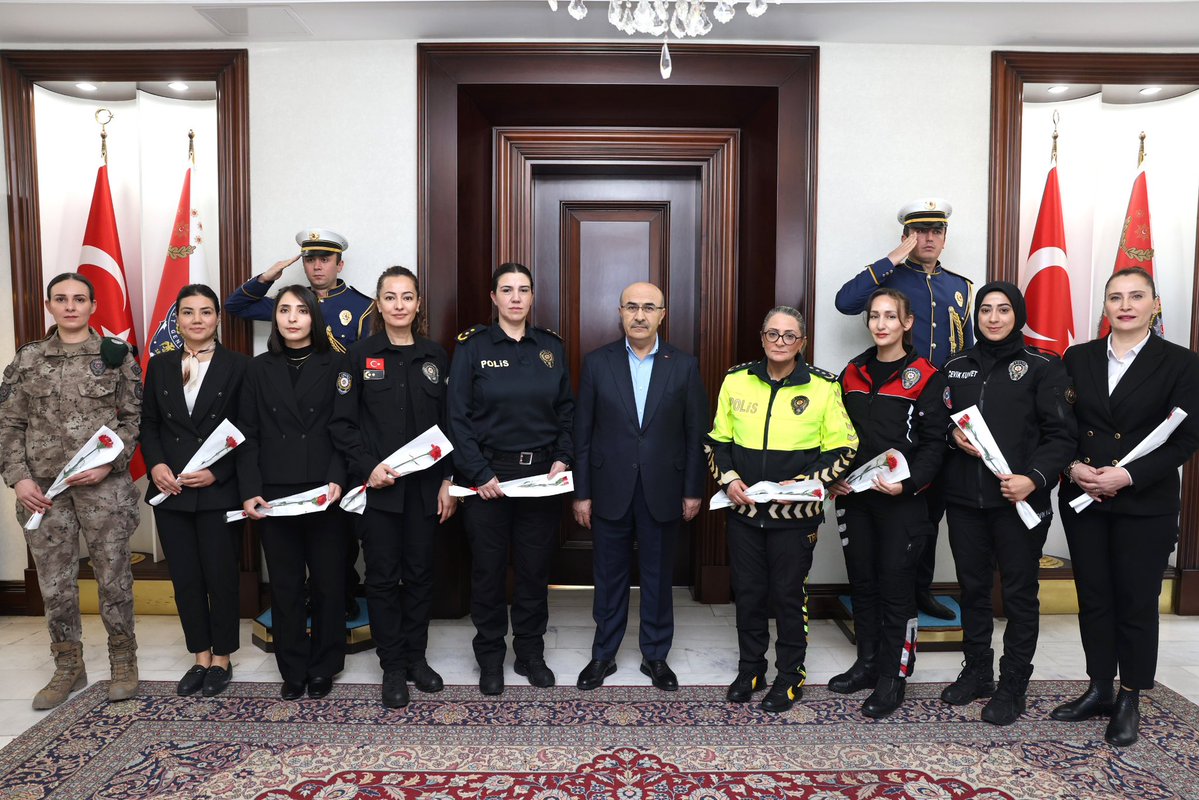 Emniyet Teşkilatımızın her kademesinde büyük bir disiplin ve özveriyle görev yapan kadın personelimizle bir araya geldik.
Vatanımızın huzur ve güvenliği için görev yapan kahraman kadın personelimizin emekleri her türlü takdirin üzerindedir. 
Hayatın her alanına değer katan kadın
