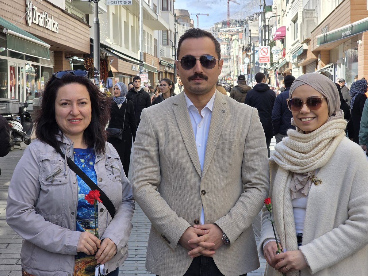boduroqluu's tweet photo. Bugün Eyüpsultan Kadın Komisyonumuzla Eyüpsultandaki esnaf kadınlarımız başta olmak üzere kadınlarımıza karanfil dağıttık.
Başta şehit kadın öğretmenlerimiz olmak üzere kadınlarımızın emeklerine, hayallerine, cesaretlerine sonsuz saygılarla.
8 Mart Dünya Kadınlar Günü kutlu olsun https://t.co/mfxxvzOauu