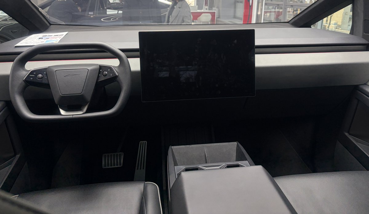 kenkasa's tweet image. ソウル　テスラ江南ストア
サイバートラックに初めて乗ってみました（試乗ではない😅）
デカいっ！の一言w
#テスラ　#cybertruck  #tesla