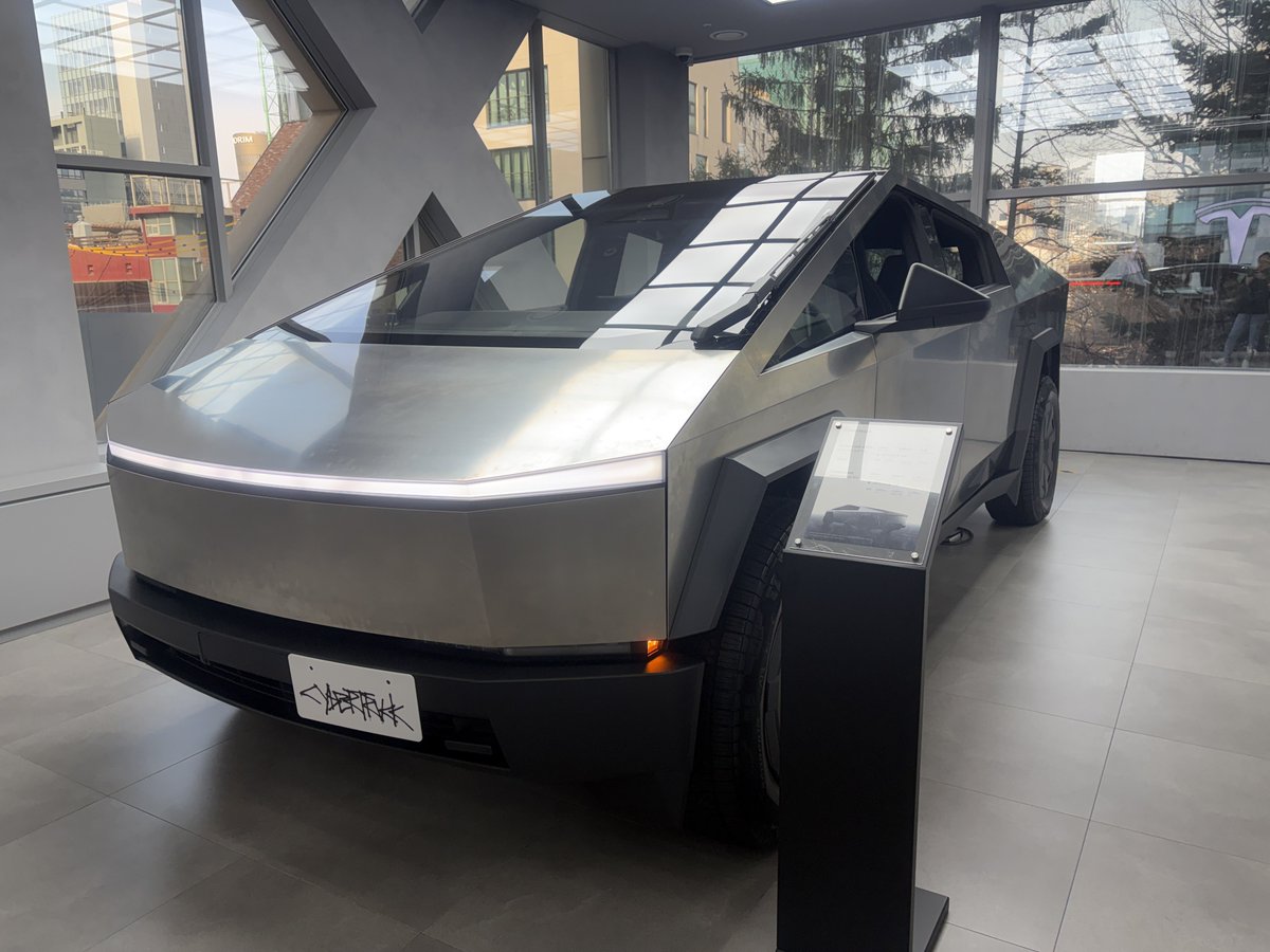 kenkasa's tweet image. ソウル　テスラ江南ストア
サイバートラックに初めて乗ってみました（試乗ではない😅）
デカいっ！の一言w
#テスラ　#cybertruck  #tesla