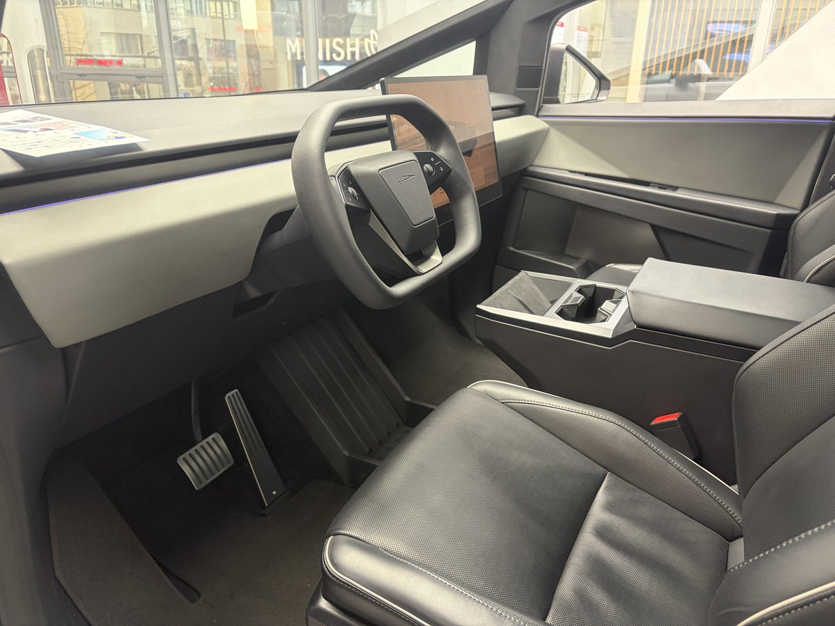 kenkasa's tweet image. ソウル　テスラ江南ストア
サイバートラックに初めて乗ってみました（試乗ではない😅）
デカいっ！の一言w
#テスラ　#cybertruck  #tesla