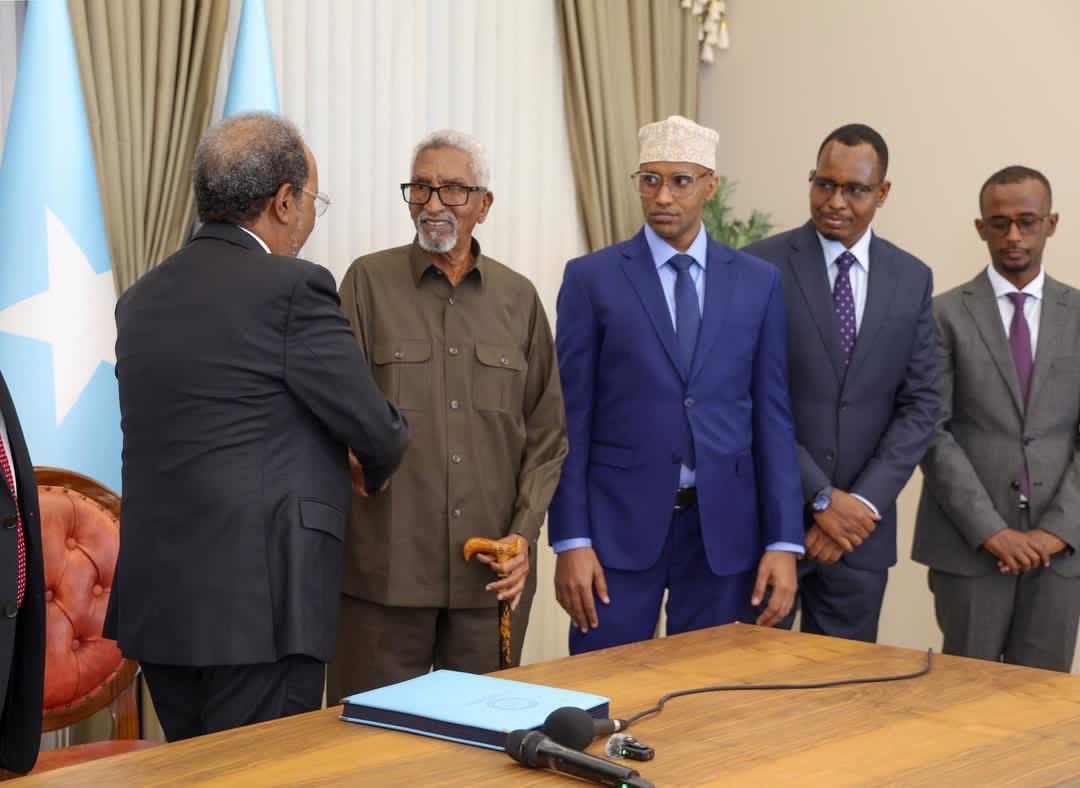TheVillaSomalia's tweet photo. President @HassanSMohamud officially signed the new Constitution of the Federal Republic of Somalia following its historic passage by a joint sitting of both chambers of the Federal Parliament.

At the signing ceremony, the President stated that the government will now begin the effective implementation of the new Constitution, noting that it will serve as the foundation for strengthening state institutions, safeguarding citizens’ rights, and advancing the country’s democratic system.

The President was joined by the Speaker of the House of the People, H.E. Sheikh Adan Mohamed Nur (Madobe), the Speaker of the Upper House, H.E. Senator Abdi Hashi Abdullahi, and the Chairpersons of the Constitutional Review Committees.