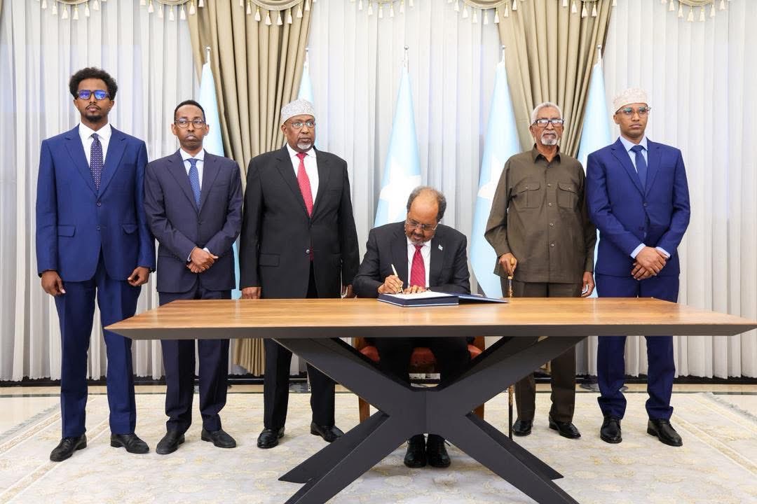 TheVillaSomalia's tweet photo. President @HassanSMohamud officially signed the new Constitution of the Federal Republic of Somalia following its historic passage by a joint sitting of both chambers of the Federal Parliament.

At the signing ceremony, the President stated that the government will now begin the effective implementation of the new Constitution, noting that it will serve as the foundation for strengthening state institutions, safeguarding citizens’ rights, and advancing the country’s democratic system.

The President was joined by the Speaker of the House of the People, H.E. Sheikh Adan Mohamed Nur (Madobe), the Speaker of the Upper House, H.E. Senator Abdi Hashi Abdullahi, and the Chairpersons of the Constitutional Review Committees.