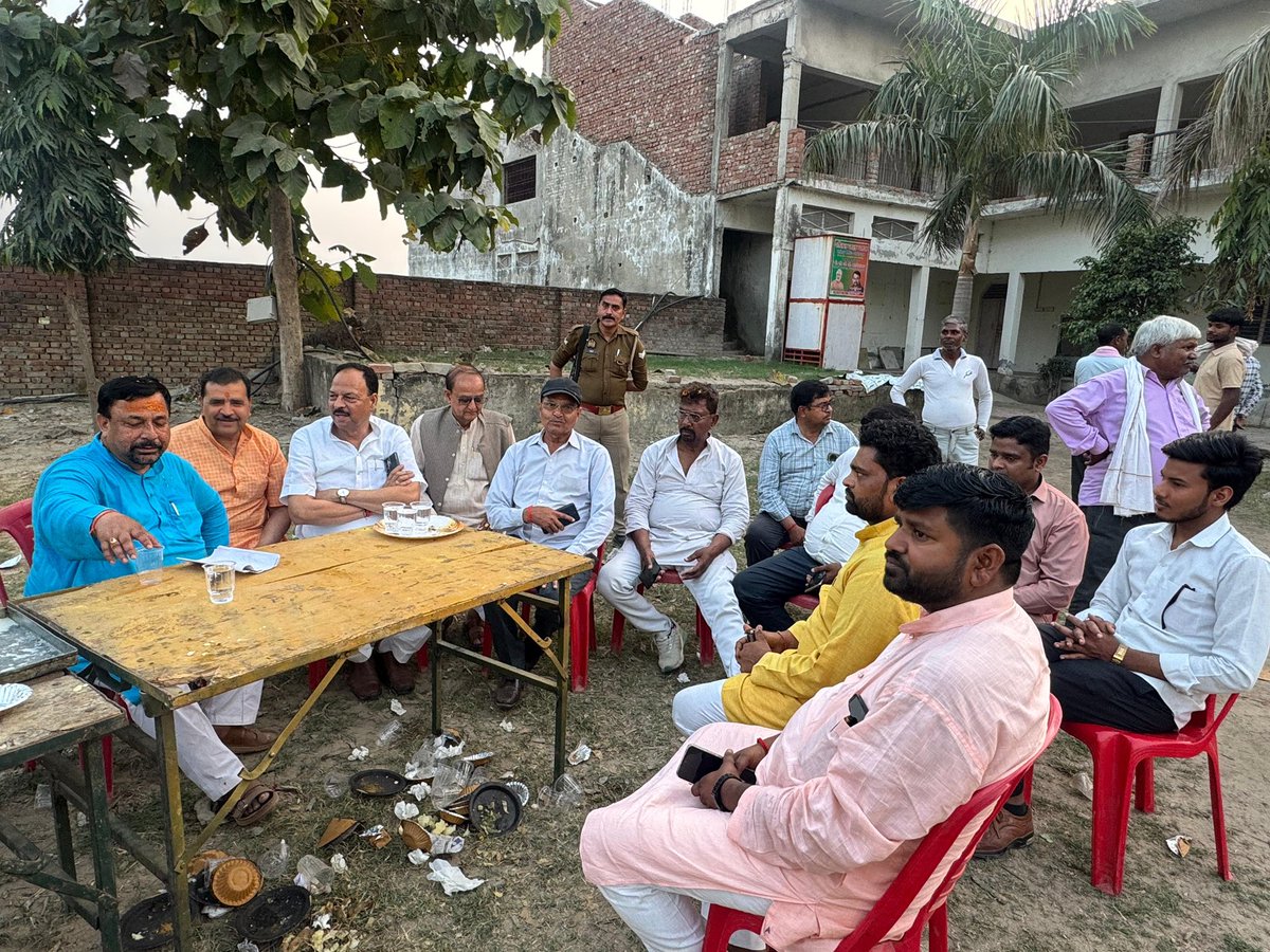 आज जनपद फर्रुखाबाद स्थित माता चन्द्रावती इंटर कॉलेज में आयोजित होली मिलन समारोह में फर्रुखाबाद के लोकप्रिय सांसद मा. मुकेश राजपूत जी के साथ उपस्थित होकर सभी को होली की हार्दिक शुभकामनाएँ दीं। 

#होली_मिलन #फर्रुखाबाद #होली_की_शुभकामनाएं #सामाजिक_समरसता #BJP4UP #BJP4IND 🌼🎉