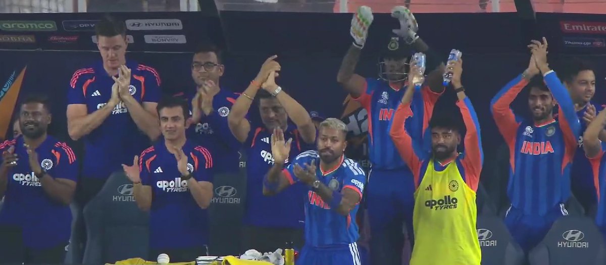 FarziCricketer's tweet photo. Hardik Pandya was clapping like he will outdo everyone. https://t.co/ZHCLDwgEyO