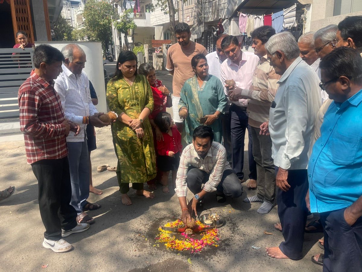 આજ રોજ વોર્ડ નં.5 સ્થિત હરિઓમ સોસાયટીમાં ધારાસભ્ય શ્રી Kanti Balar સાહેબની ઉપસ્થિતિમાં નવી ડ્રેનેજ લાઇનનું ખાતમુહૂર્ત કરવામાં આવ્યું હતું.જેમાં વોર્ડના સંગઠનના હોદ્દેદારશ્રીઓ, કાર્યકર્તાશ્રીઓ ઉપસ્થિત રહ્યા હતા.