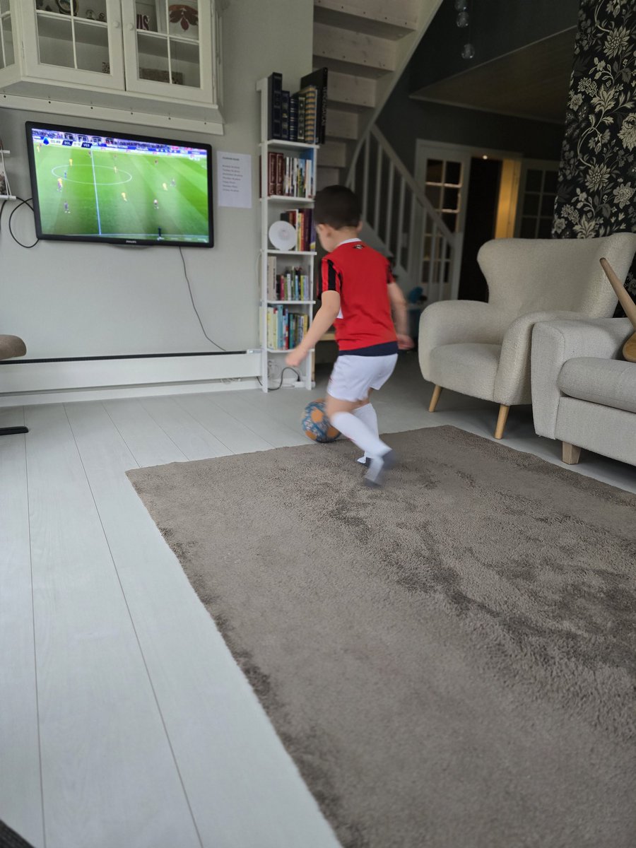 Danitello tweet media